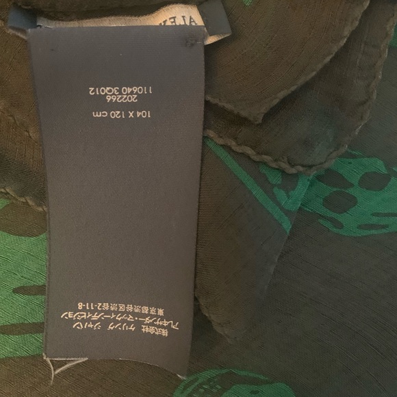 ALEXANDER MCQUEEN Skull Scarf 104cm x 120cm includes original tag - Picture 8 of 8